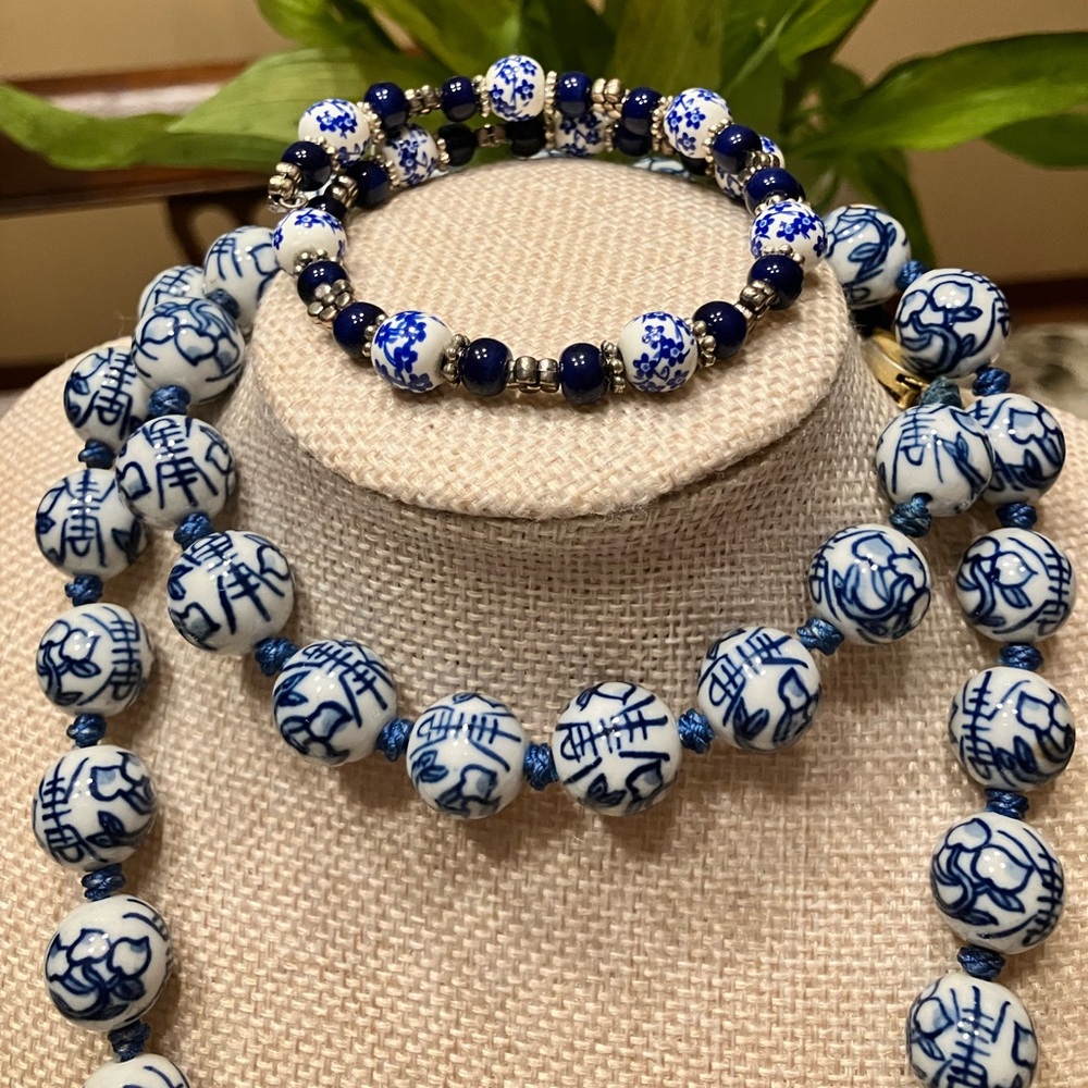 CHINESE PORCELAIN HAND KNOTTED AND PAINTED BEADED NECKLACE AND BRACELET - Picture 14 of 17